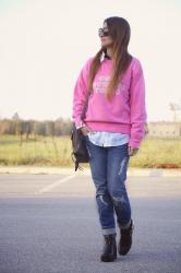 Felpa fucsia e jeans per un look confortevole