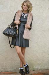 Outfit of the day: Total look in pelle ed un gilet rosa pastello
