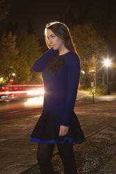 Shooting notturno per un look nero e blu elettrico