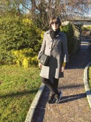 UN CAPPOTTO IN TWEED E LE SNEAKERS