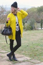 Outfit of the day: Total black and yellow oversize coat
