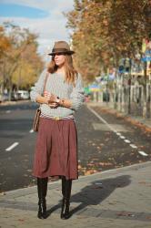 falda midi y botas altas