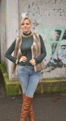 OUTFIT JEANS OVER KNEE BOOTS AND FAUX FUR VEST