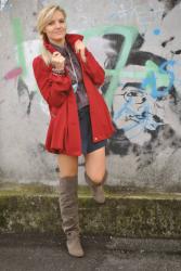 OUTFIT ROSSO E BLU:  SHORTS PLAID SHIRT AND RED COAT OOTD 