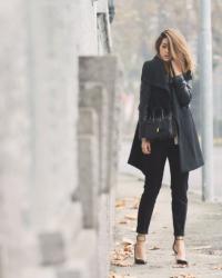 CAPPOTTO NERO CON MANICHE IN PELLE & SKINNY PANT