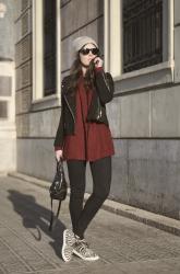 cardigan burdeos + sneakers chukka