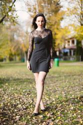 Spitzenkleid mit Spitzenstrumpfhose im Herbstlaub