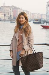 ABRIGO CAMEL EN VENECIA