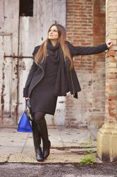 Total black e un dettaglio royal blue