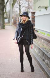 Total black look 