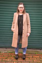 Manteau camel long et bottines résille...