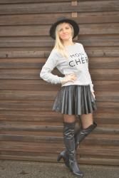 OUTFIT: LEATHER SKIRT, SWEATSHIRT AND FEDORA HAT