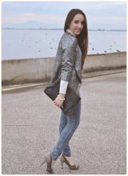 CASUAL-CHIC : giacca laminata & jeans a vita alta