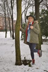 OUTFIT UNDER THE SNOW: PARKA, JEGGINGS AND FEDORA HAT