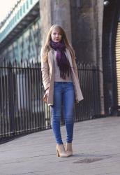 Skinny Blue Jeans With Neutral Tones