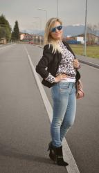 OUTFIT: JEANS, BLAZER AND FLORAL SWEATSHIRT