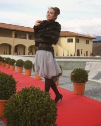 Gonna di tulle, stola di pelliccia e scarpe preziose 