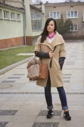 Wyglad dnia - plaszcz nude i sneakersy New Balance