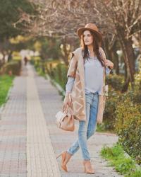 BEIGE OVERSIZE CARDIGAN & LEAF BROOCH