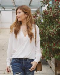 BOYFRIEND JEANS, WHITE BLOUSE AND LA PALETTE