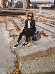 Outfit: bomber in pelle, occhiali cateyes e slippers