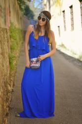 Look anni '70 con un abito lungo blu