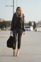 BLACK LEATHER+ NUDE POINTED TOES 