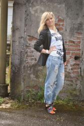 OUTFIT: RIPPED BOYFRIEND JEANS, HAPPINESS T-SHIRT AND BLACK BLAZER