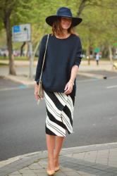 falda midi cruzada y jersey oversize