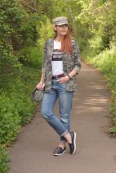 How to Style a Camo Jacket | With Boyfriend Jeans and a Slogan T-Shirt