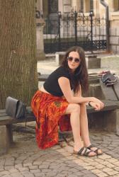 Outfit: floral midi skirt, crop top and Birkenstocks