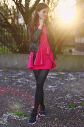 Ramoneska, różowa sukienka i czarne sportowe buty