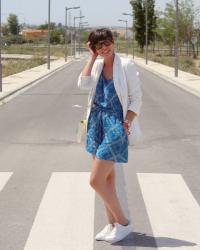 Mono corto estampado y blazer