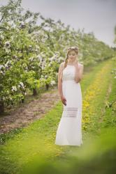 Biała, długa suknia i sesja w kwitnącym sadzie.
