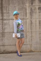 OUTFIT: DENIM RIPPED SHORTS, FLORAL SWEATSHIRT AND HEELS