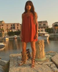 Rust Lace up dress and Gold Knee-High Gladiators at Sunset ♥ Robe Lacée rouille et spartiates montantes dorées au soleil couchant