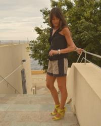 Fifty Shades of Grey and a Pair of Yellow Sandals ♥ Cinquante nuances de gris et une paire de sandales jaunes 