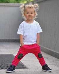 Moda dziecięca- spodnie z luźnym krokiem, biały t-shirt i trampki