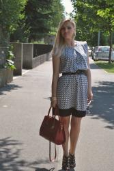 OUTFIT: BLACK AND WHITE PRINTED DRESS AND A RED BAG - ABITO STAMPATO POMARANCE.NAME-