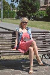 OUTFIT: LACE DRESS AND DENIM VEST - ABITO IN PIZZO CORALLO SENZA SPALLINE E GILET IN DENIM -