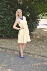 OUTFIT: YELLOW CUT OUT DRESS AND SLING BACK SHOES - UN ABITO GIALLO ABBINATO AD ACCESSORI BLU -