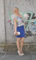 OUTFIT: ONE SHOULDER TOP AND BLUE SKIRT - TOP MONO SPALLA A FIORI ABBINATO AD UNA MINI GONNA  BLU ELETTRICO -