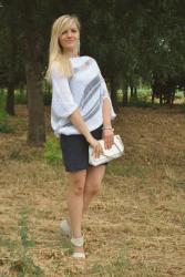 OUTFIT: BLUE DRESS AND WHITE SWEATSHIRT - MINI ABITO BIANCO ABBINATO AD UNA MAXI MAGLIA IN COTONE BIANCA- 