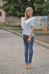 OUTFIT: SKINNY JEANS AND FLORAL PRINT TOP - UNA T-SHIRT A FIORI ABBINATA A JEANS ADERENT E DECOLLETè GIALLE -