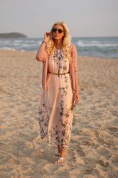 Sukienka maxi na plaży