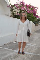 Robe blanche dans les rues blanches de Santorin...