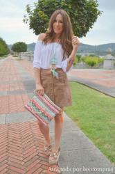 70´S LOOK: FALDA ABOTONADA Y BLUSA OFF THE SHOULDERS