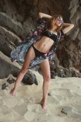 Kimono de flores y bikini negro en Fuerteventura