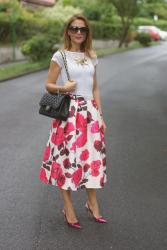 Rose print midi skirt and Chanel bag: romantic outfit 