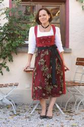 Oktoberfest Saison 2015 im traditionellen Dirndl